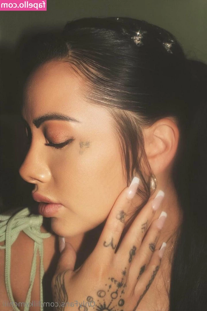 lilkymchiii [ lilkymchiii-2 ] - Licking the tip