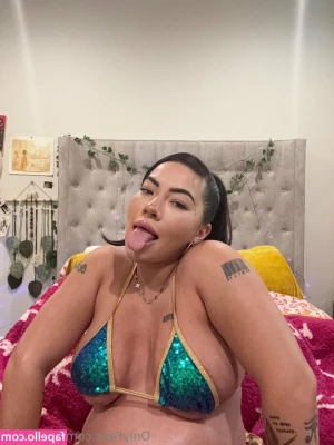 lilkymchiii [ lilkymchiii-2 ] - About to sit on your face 😳😳😳