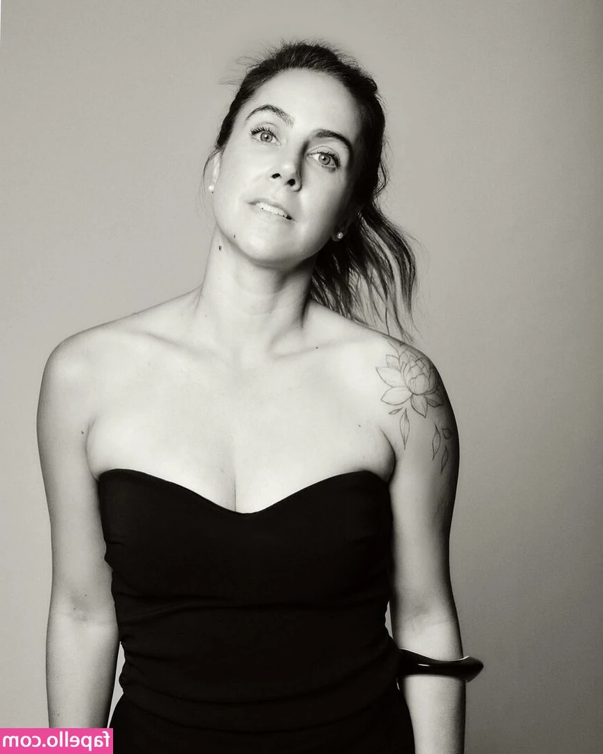 Carol Barcellos [ carol-barcellos ] - It s goddess s birthday today and I want all my fans sending tips to