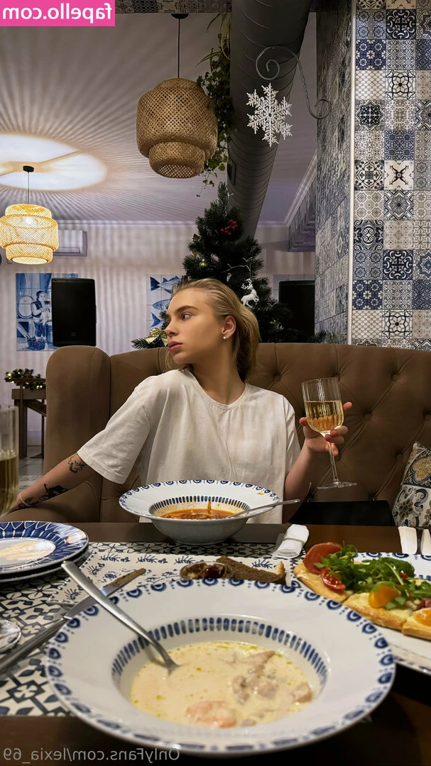 lexia_69 [ lexia-69 ] - Ik masturbeer me met mijn benen open!