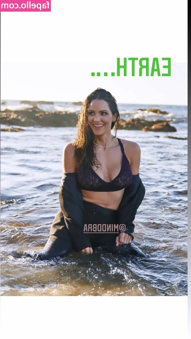 Katharine McPhee [ katharine-mcphee ] - Tomando el sol desnuda en la playa  Posando  extendiendo mi cuerpo y