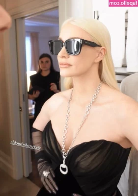 Jessica Chastain [ jessica-chastain ] - I’m kinda in love with this dress 🥹😍 Feel like my boobs with