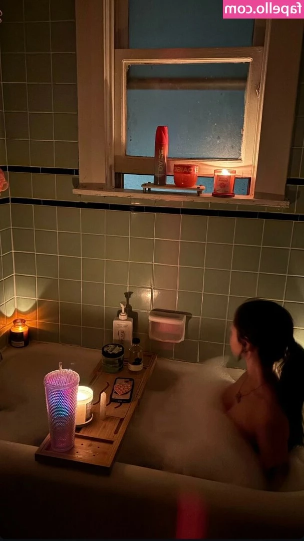 Maggie Lindemann [ maggie-lindemann ] - Just thought you would want to see my tits while I lounge around