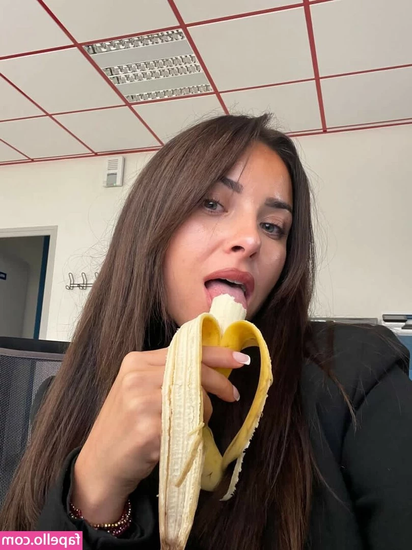 julia.amareno [ julia-amareno ] - Would you invite me over if I was your neighbour