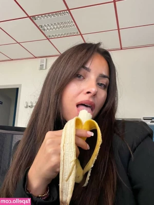 julia.amareno [ julia-amareno ] - Would you invite me over if I was your neighbour