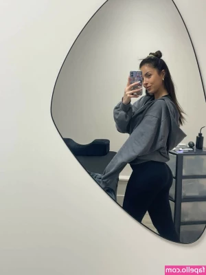 julia.amareno [ julia-amareno ] - Where do you want this lips??  Comment 🥵