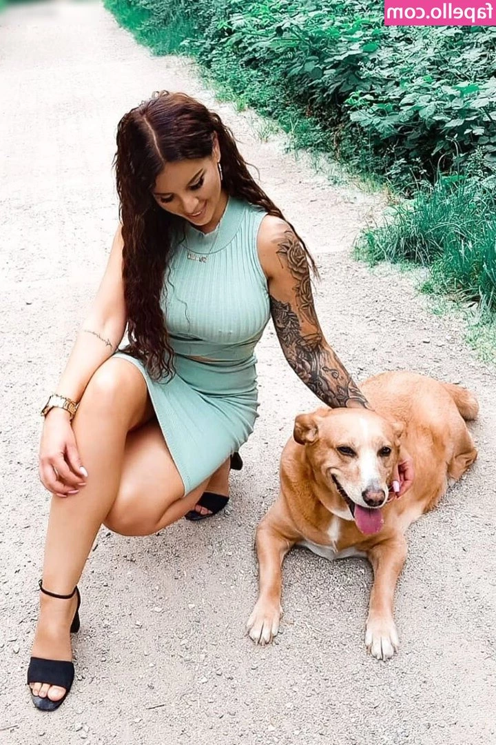 Jenny Frankhauser [ jenny-frankhauser ] - Out tonight boys    Who is buying me a drink