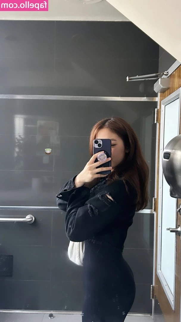 Cloud Crystal ASMR [ cloud-crystal-asmr ] - A beautiful woman with a cigar. Is there anything sexier?  Watch my