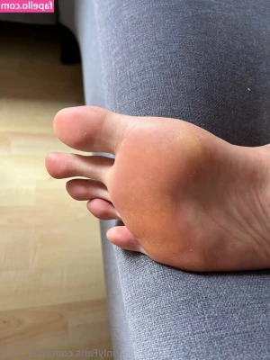 mila_rey2 [ mila-rey2 ] - His big hard cock needs more than 2 hands... help? 🍆