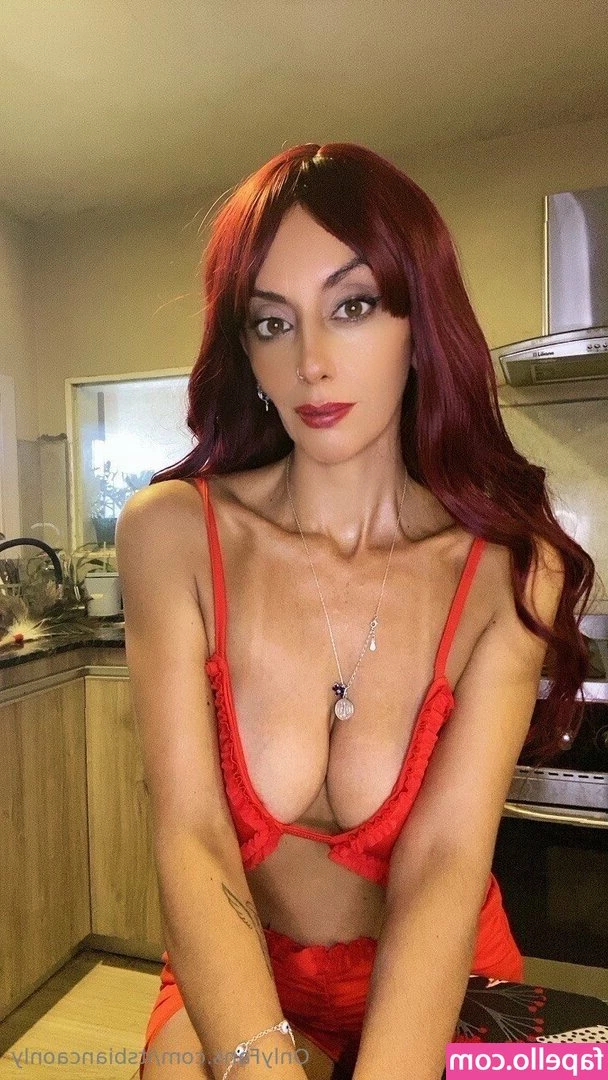 itsbiancaonly - I have a fresh clip dropping tomorrow night I wonder what it could be