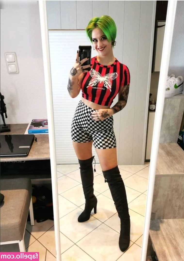 Joana Headbang [ joana-headbang ] - The golden sun emphasises every delicious curve! 🌞 x x x