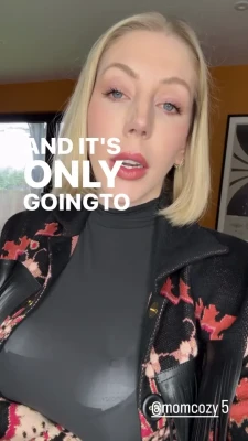 Katherine Ryan [ katherine-ryan ] - Almost time for kickoff! 👏🏼🏈🏈🏈