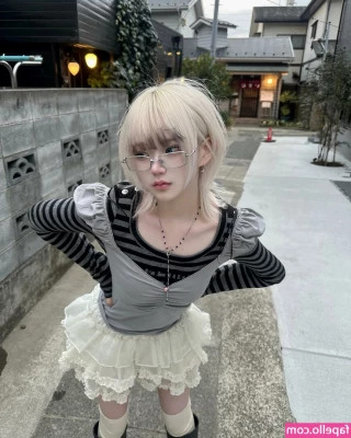 skr_u_ [ skr-u ] - A little pov action