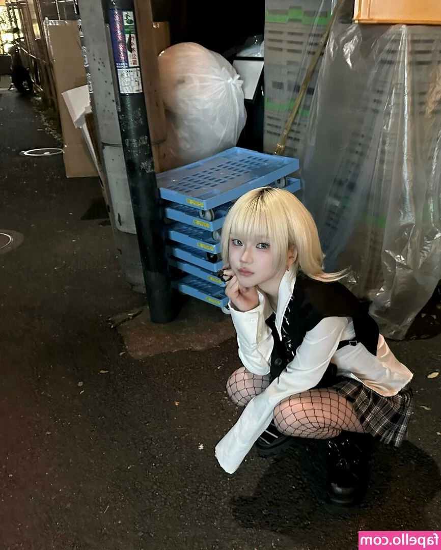 skr_u_ [ skr-u ] - Like these trousers  I think they make my ass look even bigger 