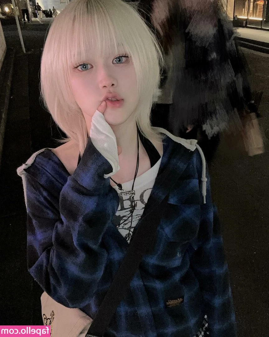 skr_u_ [ skr-u ] - Suck my huge dick while I work