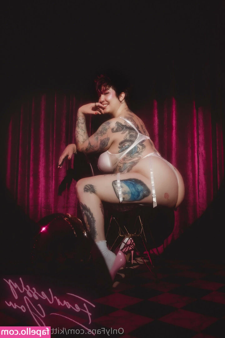 kittymaykillyou - A little  nippy  out there this morning   Who else woke up to frost