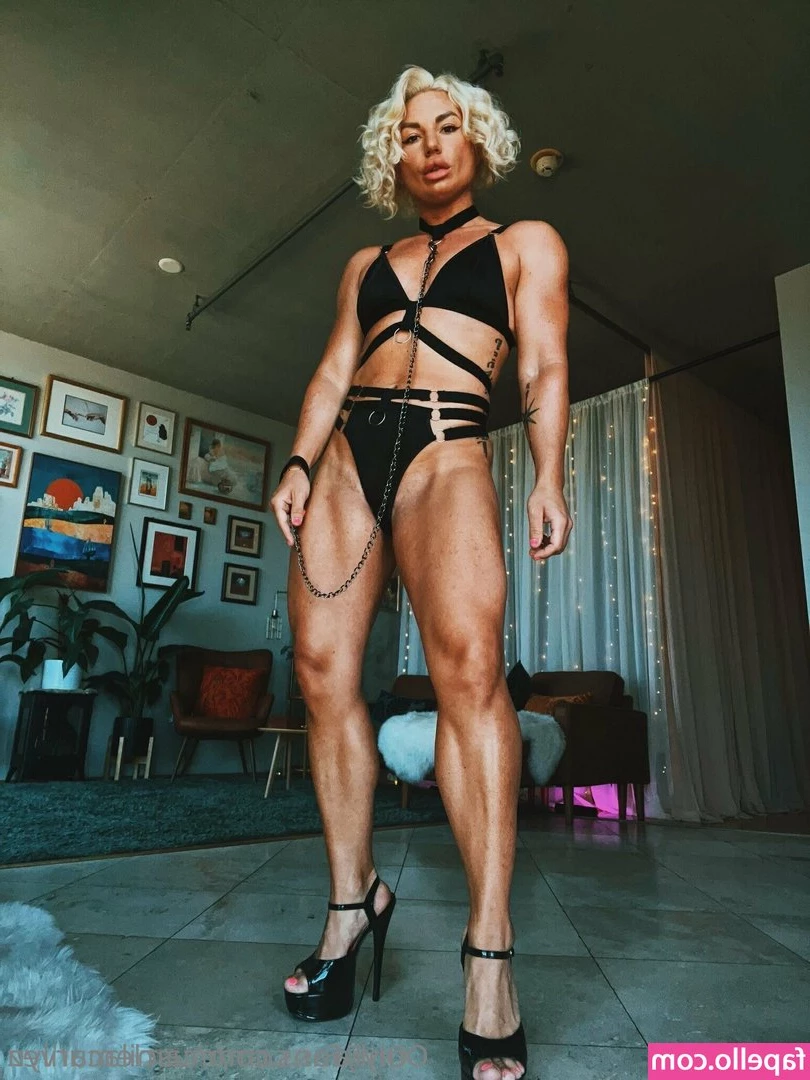 camilacurvez - Get on your knees and suck my clit 😈