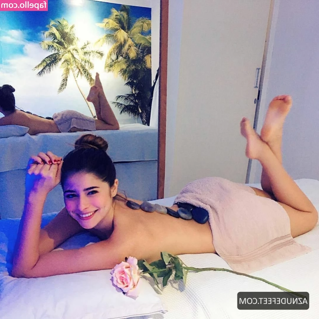 Isadora Cruz [ isadora-cruz ] - Y all wanna see me twerk soooo bad   HAPPY MF FRIDAY