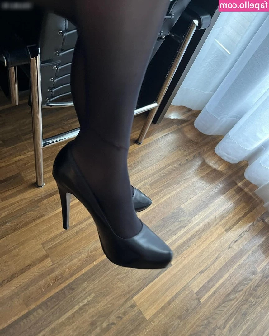 Hi_H.o.n.e.y - Tiana [ hi-h-o-n-e-y-tiana ] - Worship my leather beauty You need any instructions? Kneel down, bow