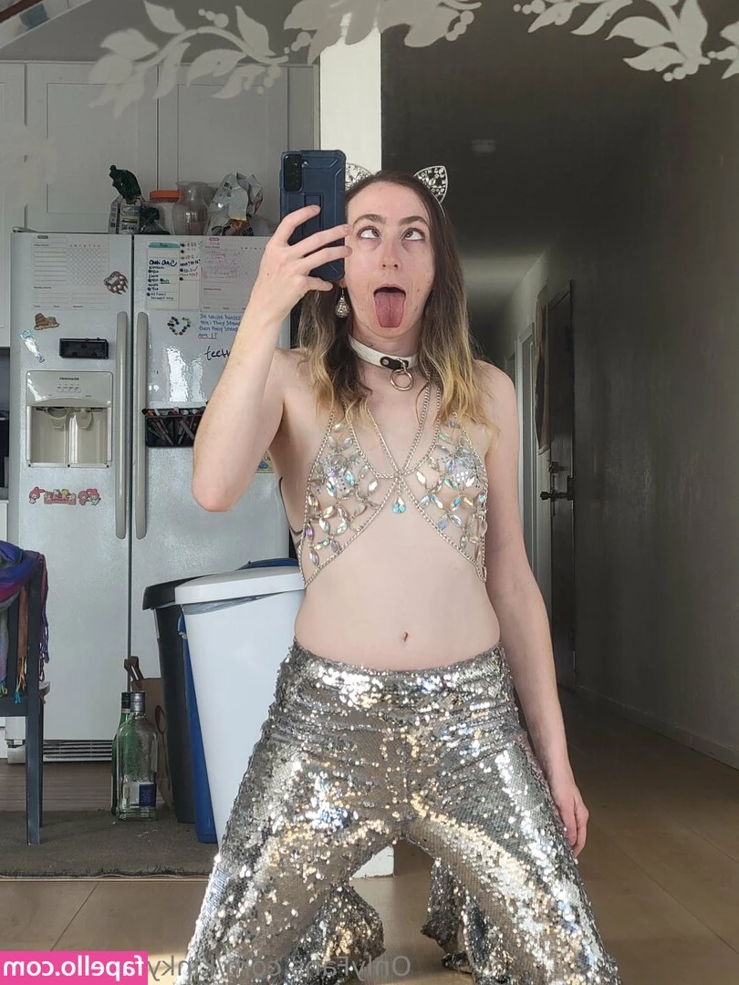 kinkypeachnsfw - Sometimes I pluck the little thick hairs that grow on my big toes 