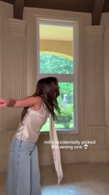 Millie Bobby Brown [ millie-bobby-brown-1 ] - Come bambole nelle mie mani  le sistemo nelle pose che vede la mia