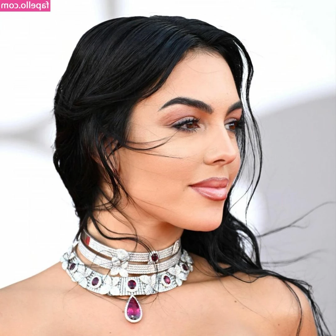 Georgina Rodriguez [ georgina-rodriguez ] - When someone look at me