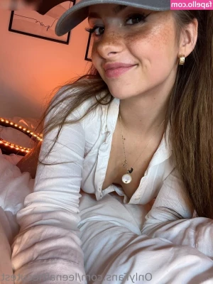 Emilia Brooks [ emilia-brooks ] - Lunch time shoe shine on you subs get those tips in