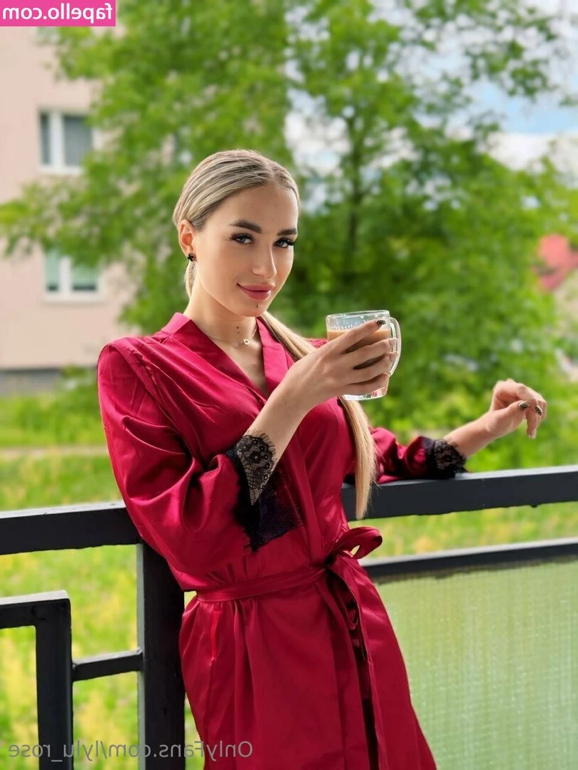 lylu_rose [ lylu-rose ] - You like my space buns daddy    what else do you see that you like