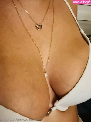 ptitevilaine - Smile or boobs