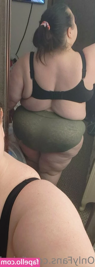 juicybootybbw - Dirty feet & furry pussy 😽 From before I cleaned my roooooom