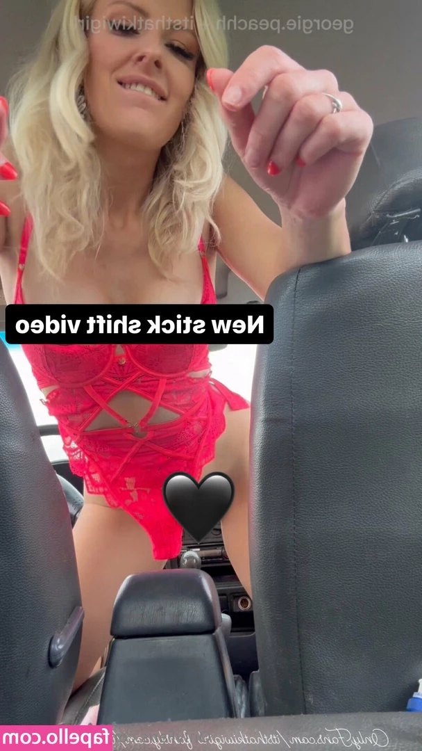 bikinifarmer - I’m hoping at least one of you is jerking off to me right now 🤞