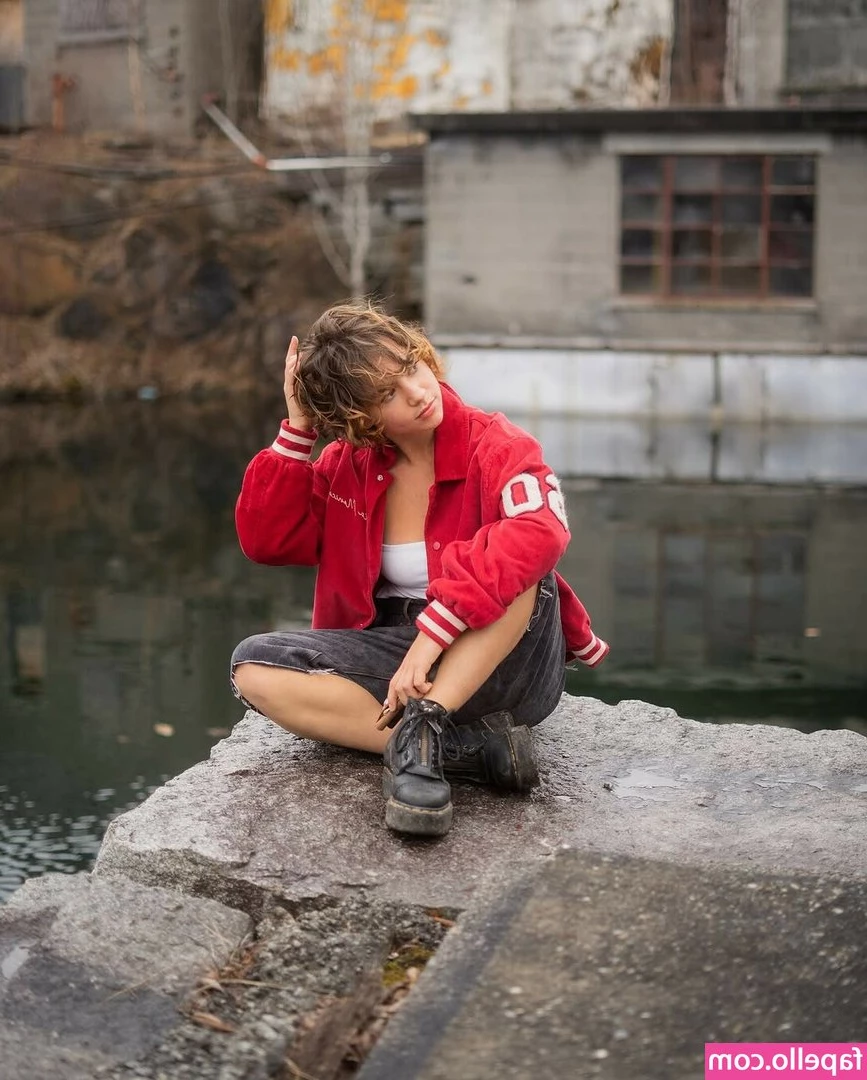 Chloe Reynolds [ chloe-reynolds ] - Undercover Soles!