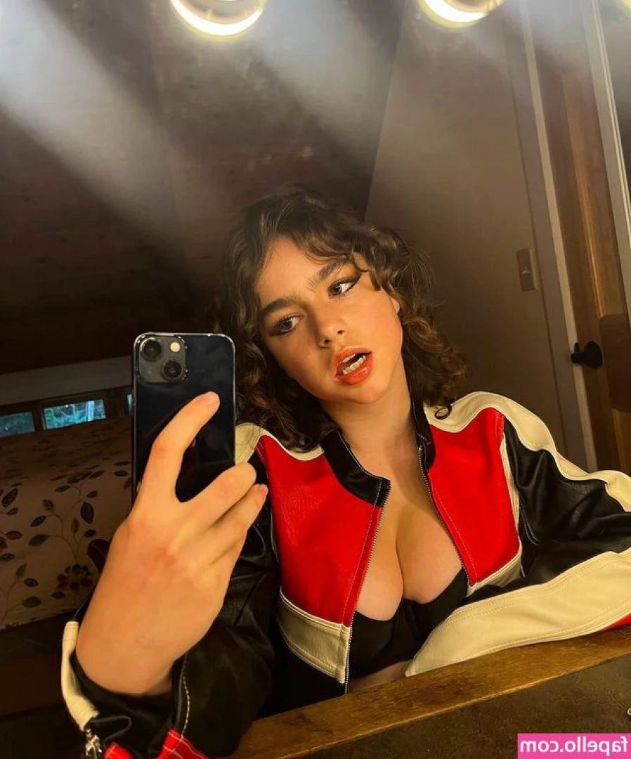 Chloe Reynolds [ chloe-reynolds ] - The longest of legs 😁