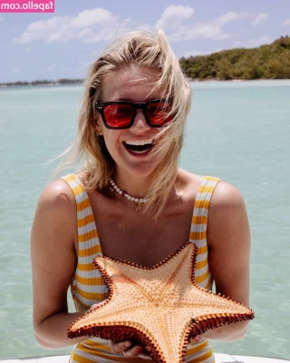 Kelsea Ballerini [ kelsea-ballerini ] - Do you like neon lights   I sure do