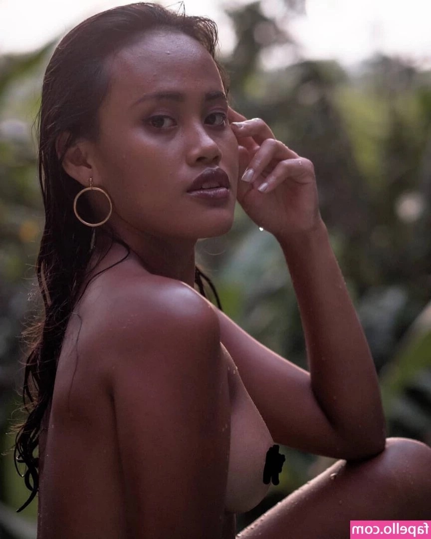 Kiana.pix [ kiana-pix-1 ] - Showing Boobs   Full video here