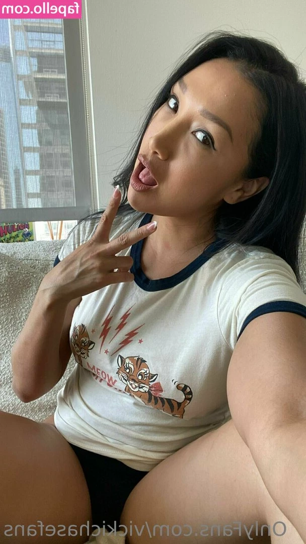 vickichasefans - Yoga  anyone