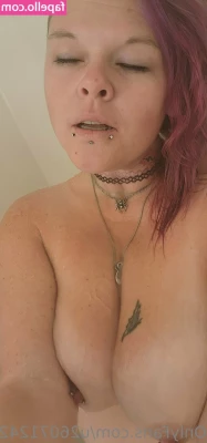 u260712429 - Curious what's underneath? 😉 Let me show you in the DMs 🖤