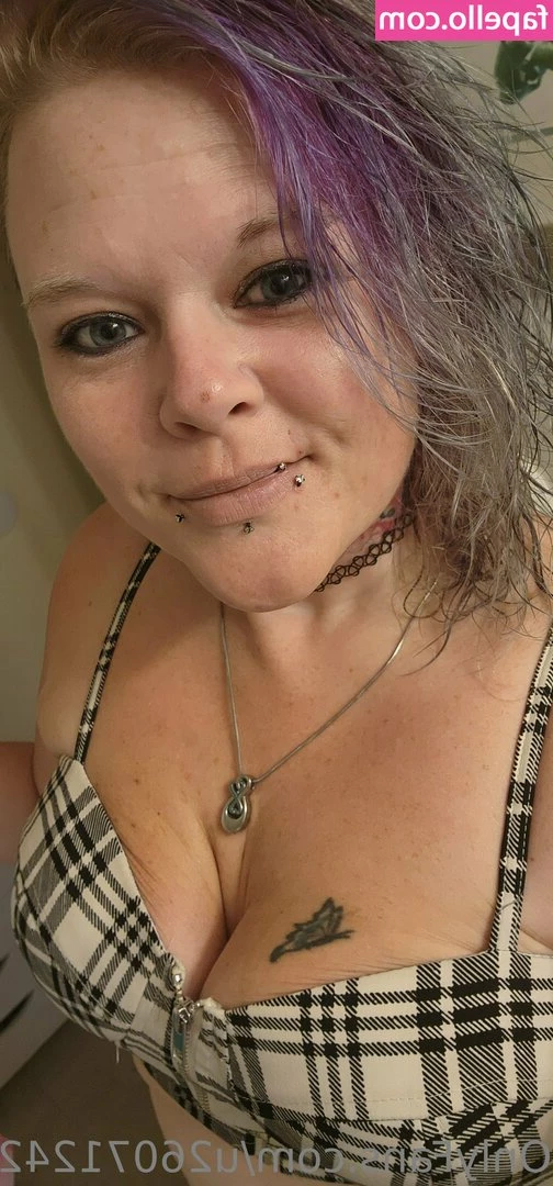 u260712429 - Daddy’s lil bitch 💋🐾 @kingplanebaby take me for a walk! 😠