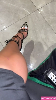 prettiest_toesx [ prettiest-toesx ] - Kylie rubs baby oil all over her tight delicate body 🌸
