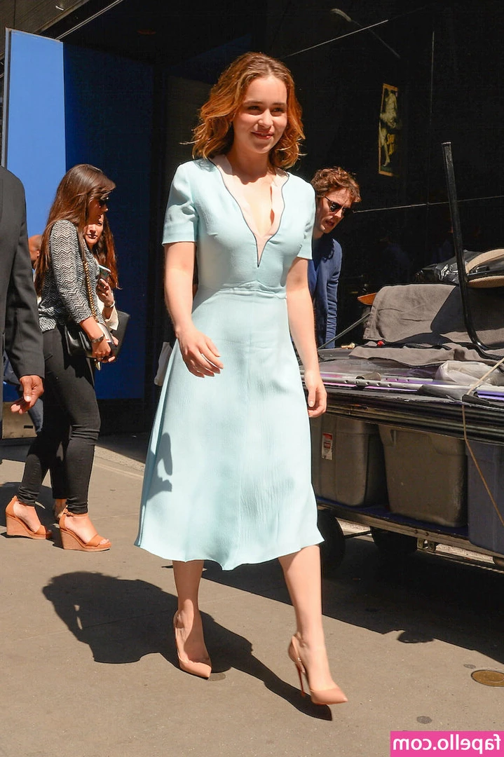 Emilia Clarke [ emilia-clarke ] - Nothing like a little late night wood