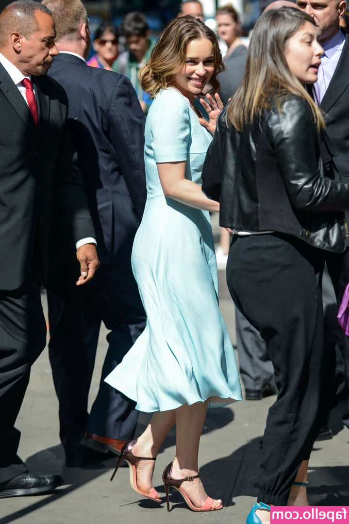 Emilia Clarke [ emilia-clarke ] - Am looking for someone who s gonna make my day before it ends