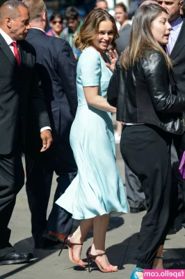 Emilia Clarke [ emilia-clarke ] - Am looking for someone who s gonna make my day before it ends