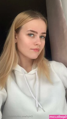 blondiepolly - who wants to see how I fuck him with my huge cock