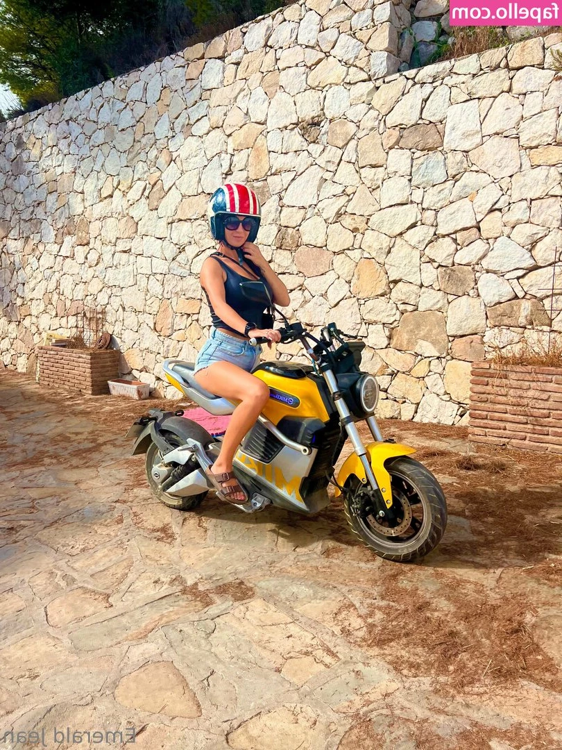 emeraldjeanofficial - Can I just show up like this