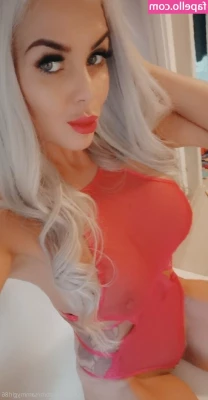 sammygirl20 - Some giantess poses for you today 🥰 Get to the end for the squish!