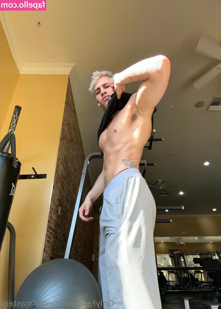 aidenmasters - got bored while getting ready so i took a nude for you ☺️😊