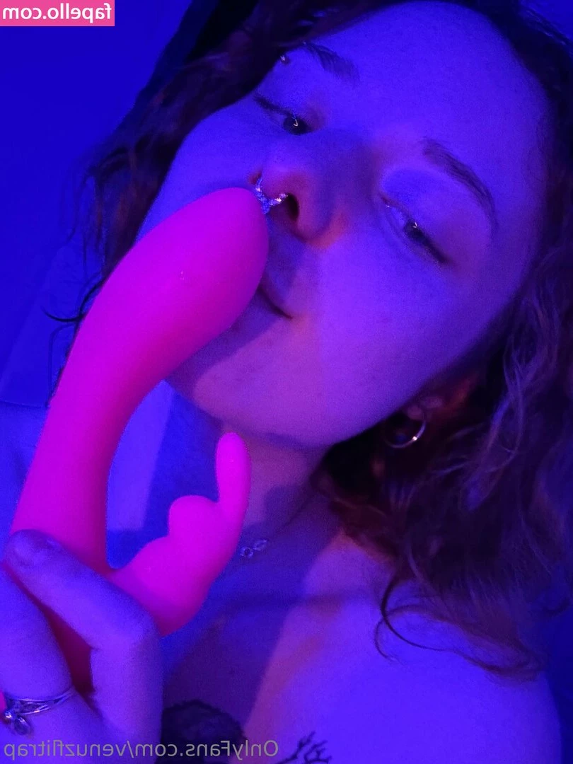 venuzflitrap - I tried out some UV light stuff ✨️ would u want to see more like