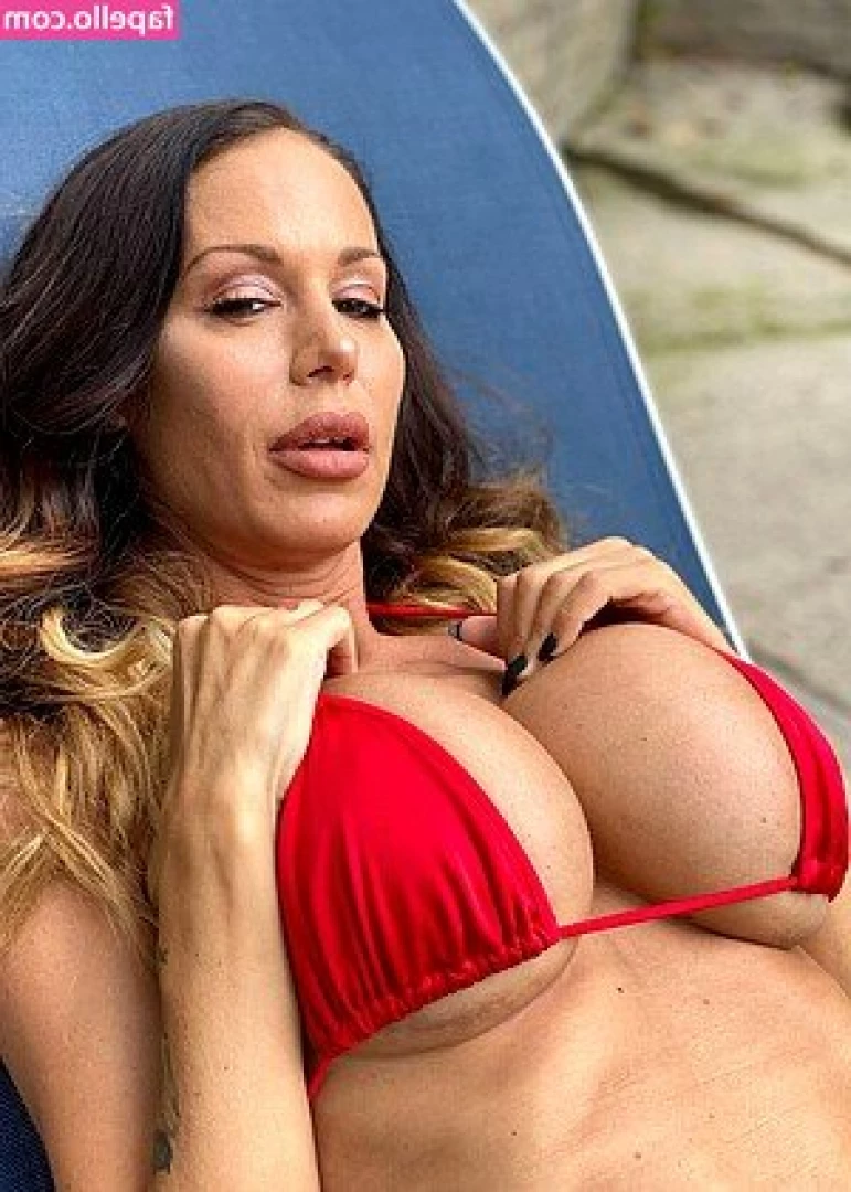 Mckenzie Lee [ mckenzie-lee ] - A good morning selfie for my fans 🤳