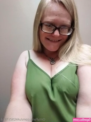 queengreeneyes420 - Good Morning babe, Wanna see more of this sexy lady? Just DM