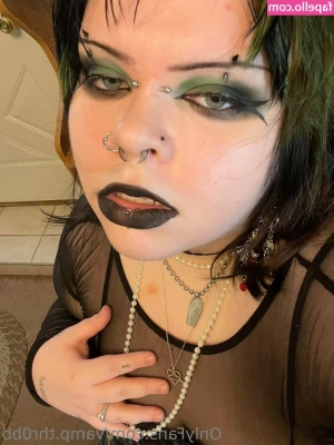 vamp.thr0bb [ vamp-thr0bb ] - este mes se vienen cositas demasido ricas 🤐 cual es tu disfraz